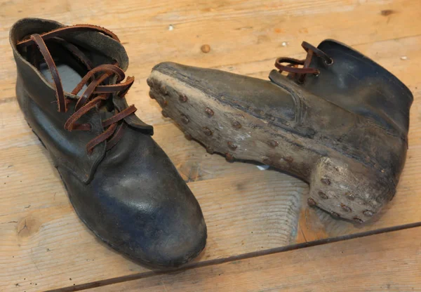 最初の世界大戦の兵士によって使用される氷の上を歩く爪の古い革のブーツ — ストック写真
