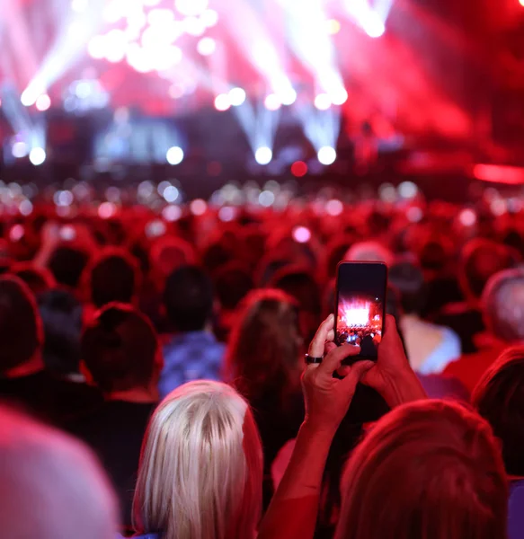 在摇滚现场音乐会上拍照时 带着智能手机的人 — 图库照片