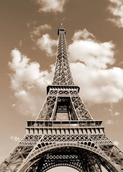 埃菲尔铁塔也被称为法国语的埃菲尔铁塔与色调的复古深褐色效果 — 图库照片