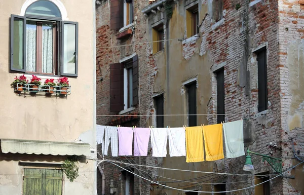 Kläder Hänga Torka Mellan Två Hus Venedig Italien — Stockfoto