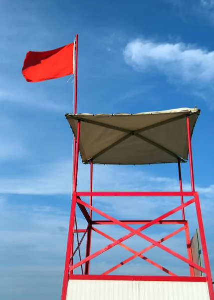 Bandeira Vermelha Para Sinalizar Perigo Mar Muito Áspero Torre Vigia — Fotografia de Stock