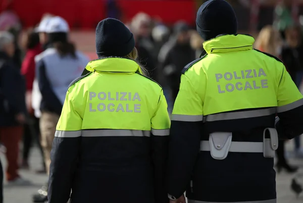 Två Italienska Poliser Med Uniform Med Texten Polizia Locale Vilket — Stockfoto