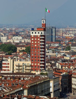 Turin, To, İtalya - 27 Ağustos 2015: eski anıtlar ve yeni binalar ve gökdelenler ile şehir panoraması