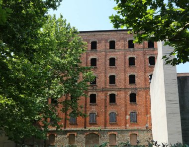 Trieste, Ts, İtalya - 3 Haziran 2017: Bina gözaltı ve siyasi tutuklu öldürmek için bir Nazi toplama kampı olarak ikinci Dünya Savaşı sırasında görev Risiera di San Sabba adı verilen
