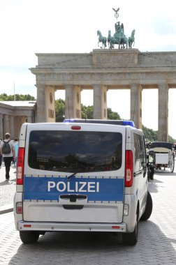 Berlin, Almanya - 19 Ağustos 2017: Alman polisi van polis Alman dilinde demek Polizei metinle Brandenburg Gate yakınındaki