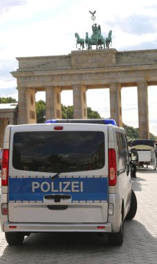 Berlin, Almanya - 19 Ağustos 2017: Alman van polis Alman dilinde demek Polizei metinle Brandenburg Gate yakınındaki