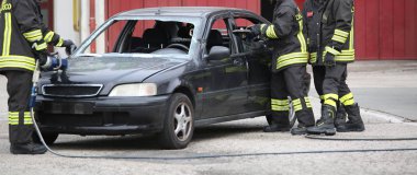 Vicenza, VI, İtalya - 10 Mayıs 2018: İtalyan itfaiyeciler yaralı arabadaki yol kazadan sonra ücretsiz için makası kullanın
