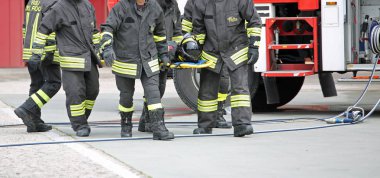 Vicenza, VI, İtalya - 10 Mayıs 2018: İtalyan sedye taşıyıcılar itfaiyeciler yaralı bir sedye üzerinde bir kurtarma tatbikatı sırasında taşıma