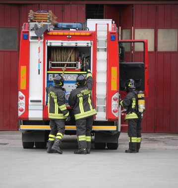 Vicenza, VI, İtalya - 10 Mayıs 2018: büyük yangın kamyon ve üç İtalyan itfaiye yangın tatbikatı sırasında üniformalı. Metin Vigili del fuoco itfaiyeciler İtalyan dilinde demek.