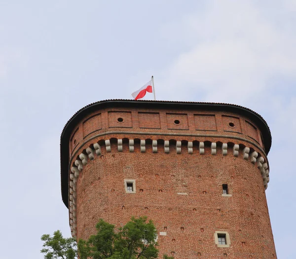 Krakow Polonya Ağustos 2016 Polonya Bayrağı Sallayarak Ile Kale Kule — Stok fotoğraf