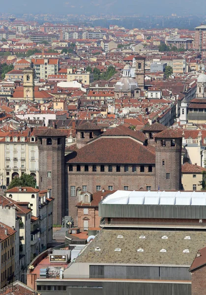 トリノ イタリアへ 2015 カステッロ広場の古い建造物と都市のパノラマ — ストック写真