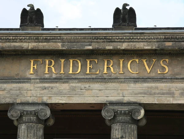 ベルリン ドイツ 2017 偉大なテキスト Fridericus 東ベルリンとドイツの偉大なワシの つのシンボルの歴史的な建物に — ストック写真