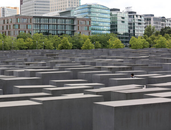 Берлин, Германия - 19 августа 2017 года: Мемориал убитым евреям Европы с огромными блоками цемента
