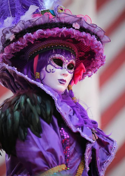 Venecia Italia Febrero 2018 Mujer Con Máscara Púrpura Carnaval Veneciano —  Fotos de Stock