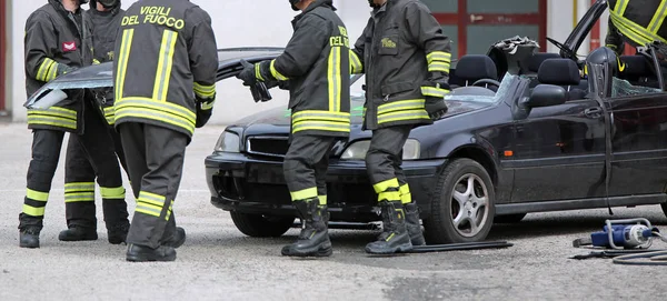 意大利维琴察 2018年5月10日 道路事故发生后 意大利消防队员在一次练习中与一辆撞坏的汽车进行了演习 — 图库照片