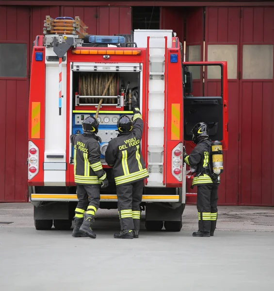 Vicenza Itália Maio 2018 Grande Caminhão Bombeiros Três Bombeiros Talianos — Fotografia de Stock