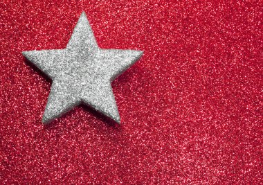 Gümüş yıldız parlak kırmızı arka planda