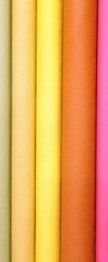 Satılık tabaklanmış deri örnekleri dikey arka plan