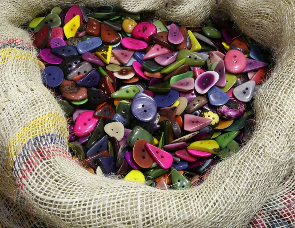 Sacchetto Iuta Pieno Bottoni Realizzati Con Semi Palma Colorati Essiccati — Foto Stock