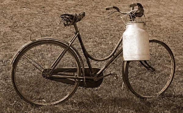 Milking Bicycle Aluminum Milk Canister Deliver Milk Just Moistened — Stock Photo, Image