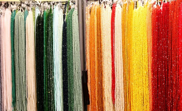 Rote Und Gelbe Halsketten Zum Verkauf Auf Dem Markt — Stockfoto