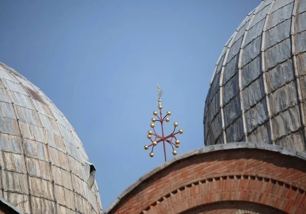 Detalj Gyllene Korset Och Stora Kupoler Basilikan Markusplatsen Venedig Italien — Stockfoto