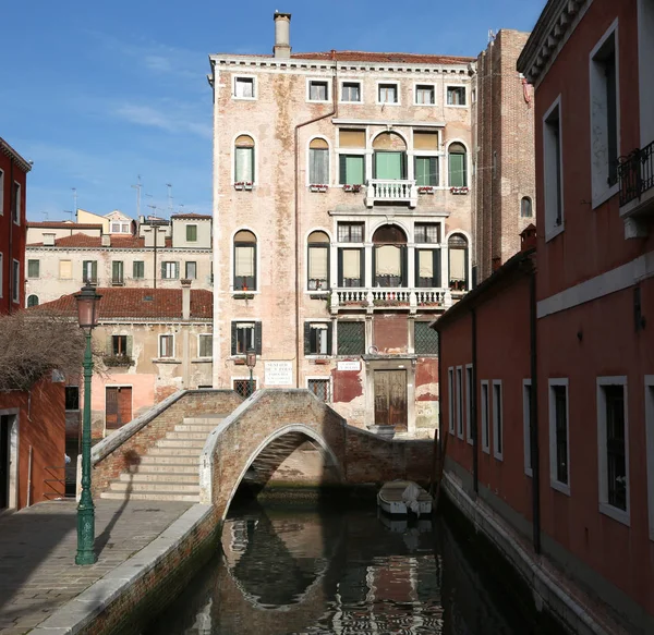 Starobylé Paláce Benátkách Stupňovitém Mostě Splavný Průplav Bez Lidí — Stock fotografie