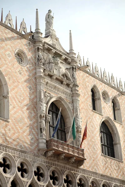 Herzogspalast Mit Fahnen Und Geflügelter Löwenstatue Symbol Der Stadt Venedig — Stockfoto