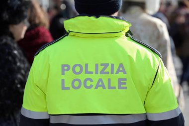 İtalyan polis üniforması ve yerel polis birçok kişi ile meydanında anlamına gelir polise yerel metin