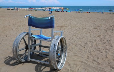 Alüminyum ve büyük tekerlekler plajın kumları üzerinde taşımak için özel tekerlekli sandalye