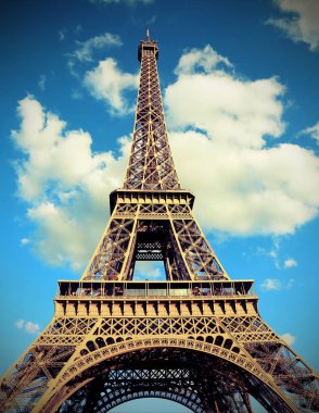 Eyfel Kulesi Tour Eiffel de içinde Fransız Dil tonda vintage etkisi ve birçok bulutlar ile denir