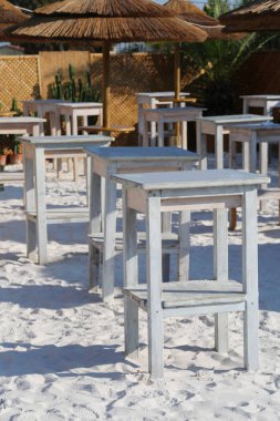 küçük masa ve sandalye bir plaj bar Beach insanlar olmadan ve hasır şemsiyeler