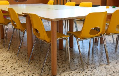 küçük plastik sandalye ve düşük masa ile okul sınıf içinde