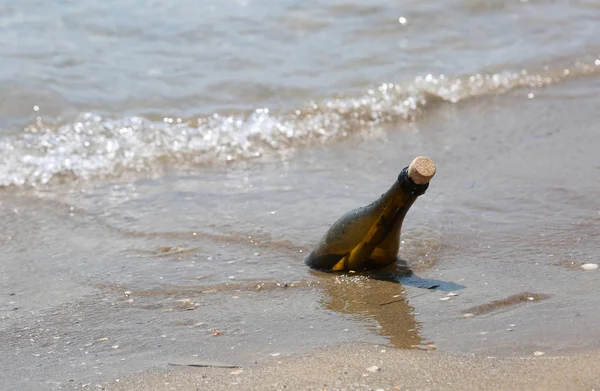 Una Botella Con Mensajería Secreta Orilla Del Mar Olas Mar —  Fotos de Stock