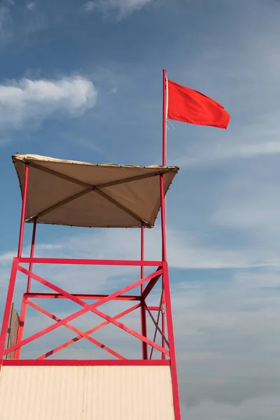 Tourelle Sauveteur Grand Drapeau Rouge Été — Photo