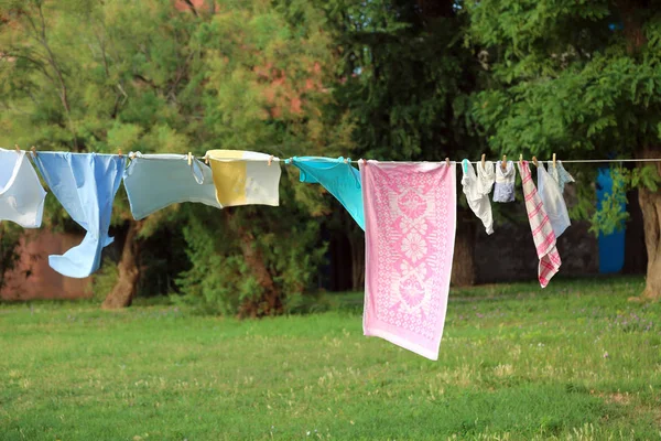 Viele Kleidungsstücke Hängen Und Trocknen Freien Der Wäscheleine — Stockfoto