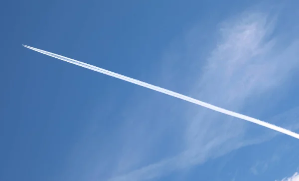 Motor Výfukové Pruhy Tvořící Letadlo Letící Vysoko Modré Obloze — Stock fotografie