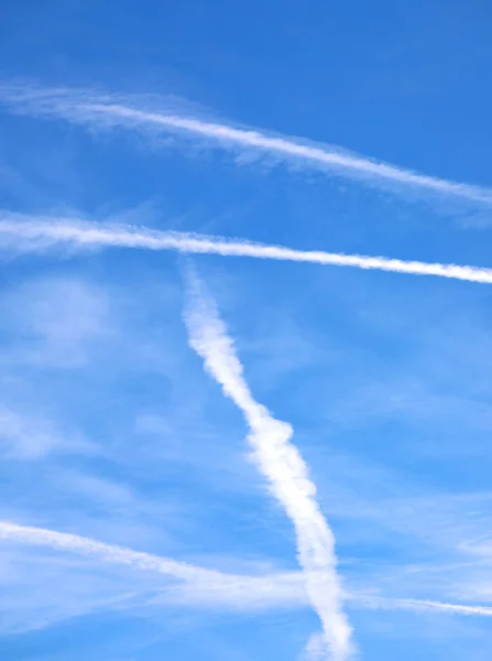 Blå Himmel Och Vita Kondensstrimmor Kvar Trafikflygplan Eller Chemtrails Enligt — Stockfoto