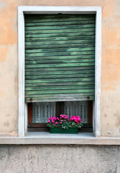 Fenêtre Rectangulaire Avec Store Cassé Une Vieille Maison Avec Balcon — Photo