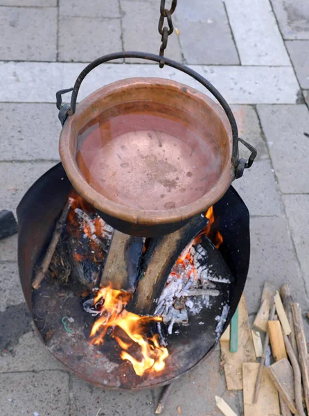 Viejo Caldero Cobre Con Agua Hirviendo Gran Fuego Leña — Foto de Stock