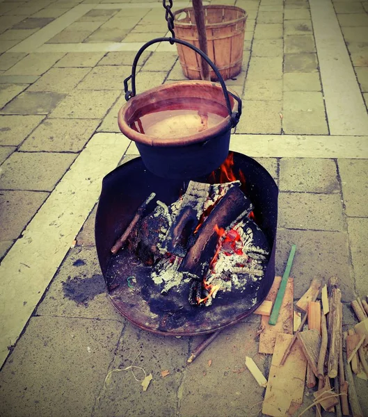 Alter Kupferkessel Über Dem Feuer Aus Brennenden Hölzern Und Kochendem — Stockfoto