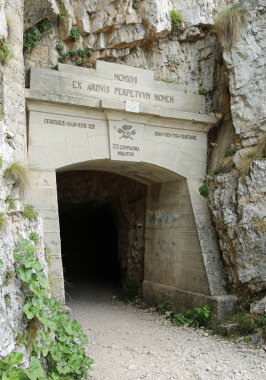 Giriş askeri yol baba sığınak Valli del Pasubio, Veneto, önde gelen 52 Tünelleri İnşaatı