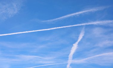 birçok contrails uçakları tarafından yaptı veya chemtrails komplo teorisine göre vardır