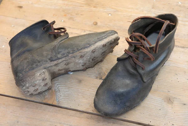 Alte Lederstiefel Mit Sohlen Und Nägeln Zum Laufen Auf Dem — Stockfoto