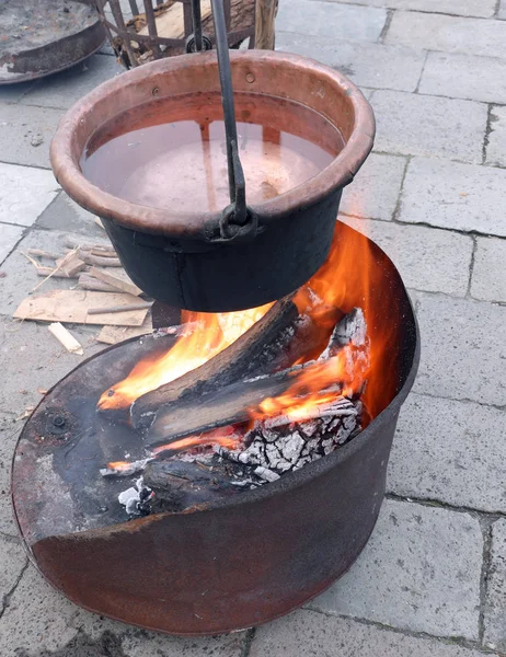 Viejo Caldero Cobre Con Fuego Encendido Agua Hirviendo — Foto de Stock