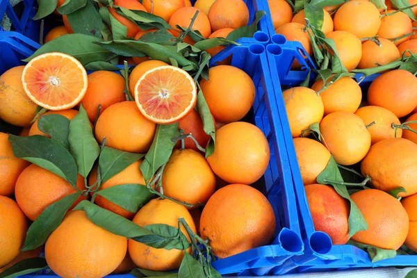 Органические Апельсины Необработанная Кожура Пестицидами Зеленые Листья Продажи Магазине Здоровой — стоковое фото