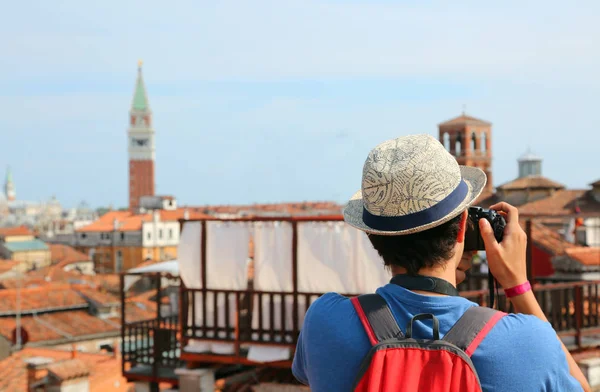 Boy Straw Hat Photographs Bell Tower San Marco Venice — Stock Photo, Image