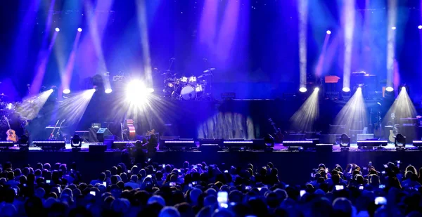 Veel Mensen Met Smartphones Wachten Voor Het Begin Van Rockconcert — Stockfoto