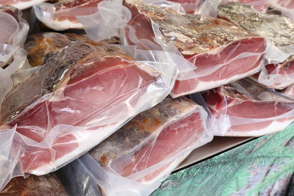 Carnes Ahumadas Envasadas Vacío Para Venta Por Menor Mercado Local — Foto de Stock
