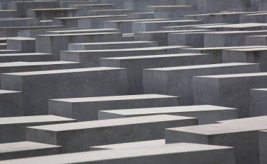 Berlin, Almanya - 19 Ağustos 2017: Öldürülen Yahudilerin Avrupa büyük bir arka plan olarak Çimento bloklarını ile Memorial'a